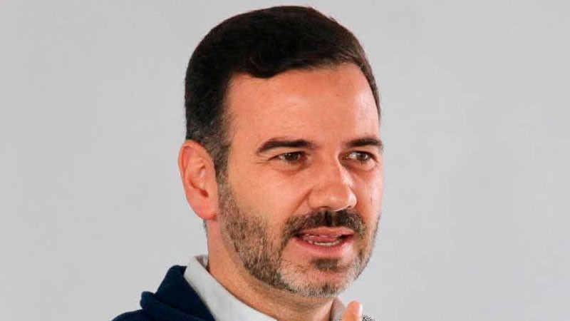Yankel Benítez sostiene diálogo con jóvenes universitarios 