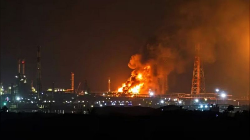 Muere trabajador tras explosión e incendio en refinería de Pemex en Salina Cruz, Oaxaca 