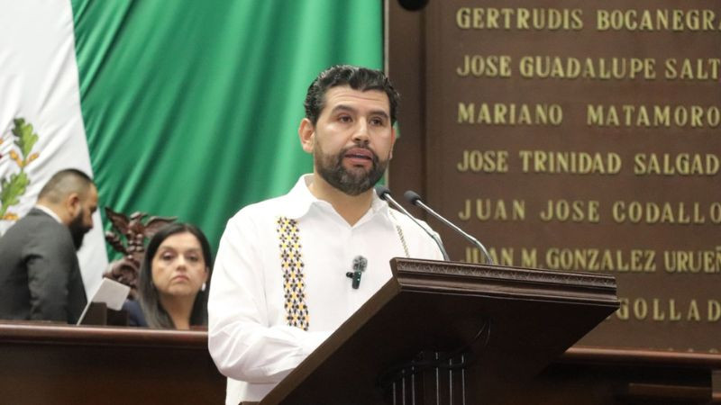 Octavio Ocampo plantea licencias parentales y sistemas de cuidados para madres trabajadoras de Michoacán 