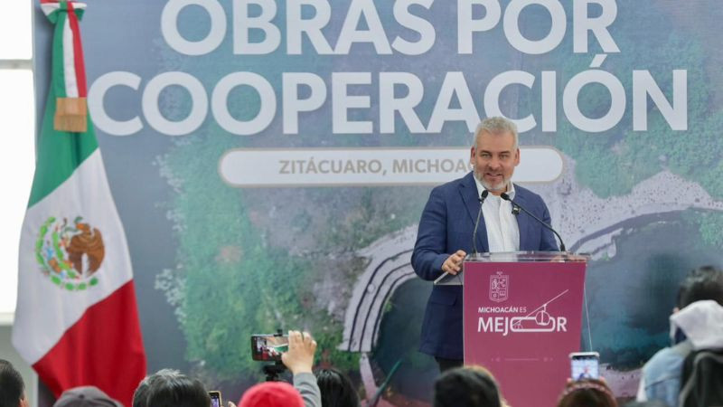 Bedolla inicia en Zitácuaro con entrega de cemento para rescatar el riego del campo 