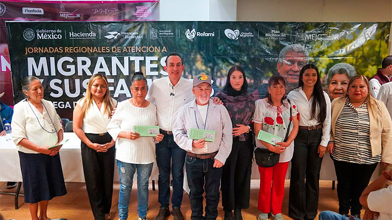 Familias migrantes reciben visas y tarjetas de apoyo en Nuevo Parangaricutiro 