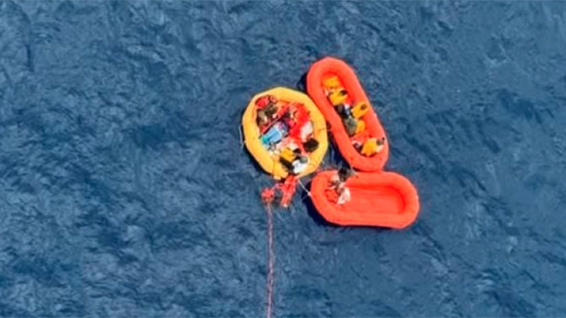 Rescatan a 11 pasajeros de un avión que cayó en el océano Atlántico  