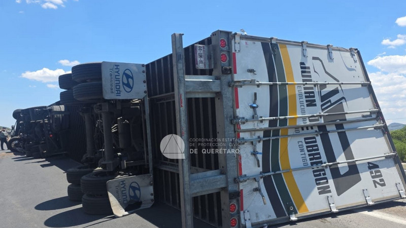 Trailer vuelca en el distribuidor vial de Buenavista en Querétaro 