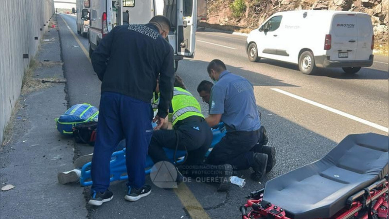 Sale proyectado de su auto, luego de chocar en Paseo de la República de Querétaro