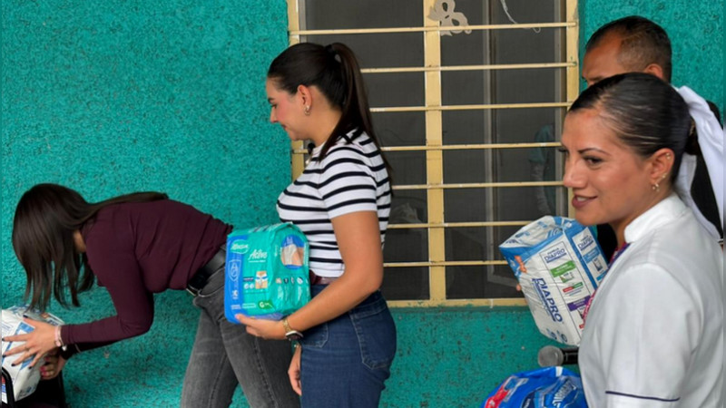 Ale Anguiano y Sofía Bautista encabezan entrega de pañales a adultos mayores de Morelia 