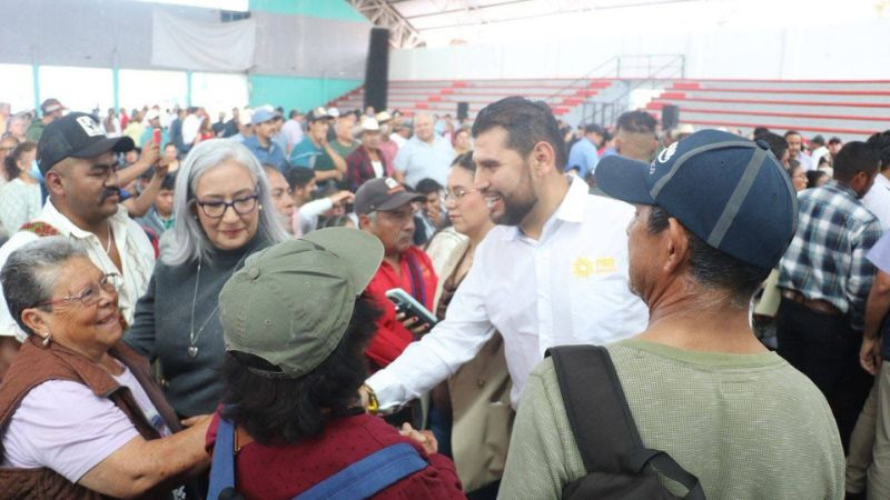 Octavio Ocampo acompaña entrega de apoyos para rehabilitación de canales de riego y respalda acciones en favor de las mujeres en Zitácuaro 