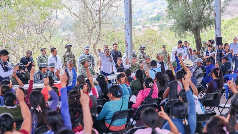 Autoridades acompañan regreso de familias desplazadas a comunidades de Chilapa 