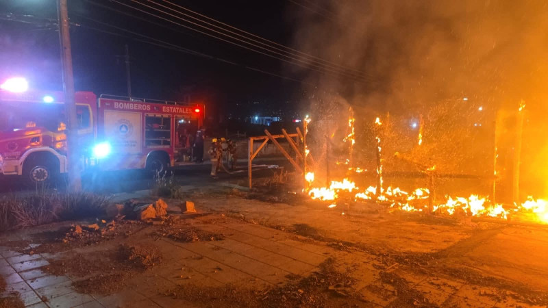 Moviliza incendio en cabaña a cuerpos de emergencia en Morelia, Michoacán; no hubo lesionados 