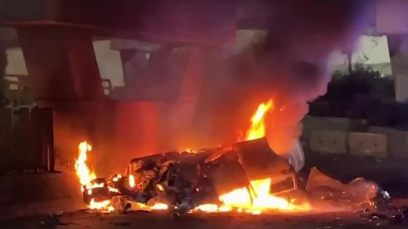 Automovilista vuelca y su coche se incendia en la CDMX; logra salir con vida 