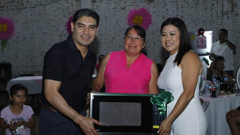 Pablo Varona realiza gira de festejos a las madres por las tenencias de Huetamo  