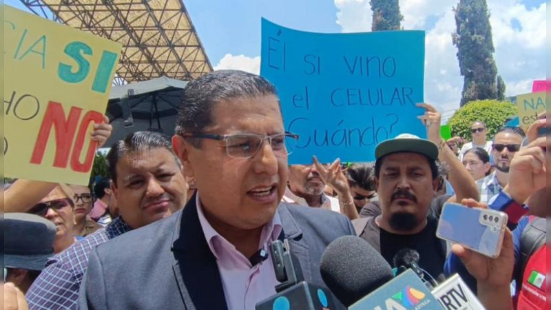 Ignacio Campos evita confrontarse con alcaldesa de Uruapan tras declarar por caso Carlos Manzo 