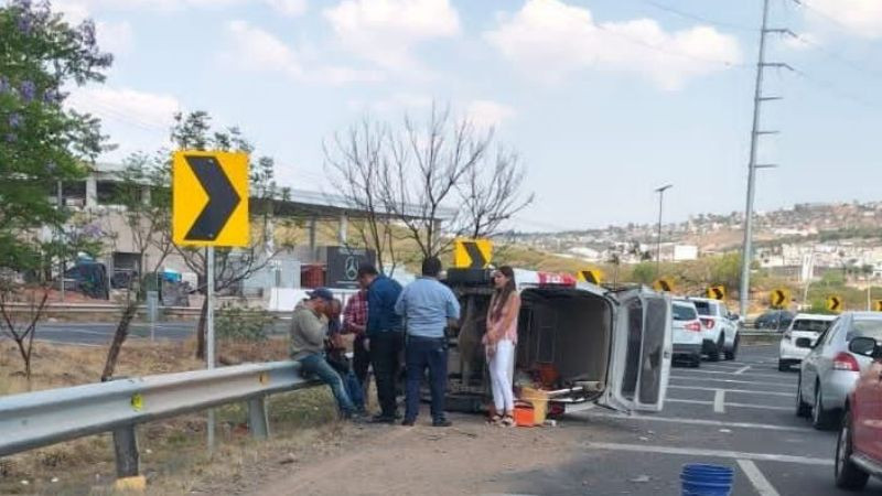 Vuelca camioneta de carga sobre el Fray Junípero Serra tras chocar contra barra de contención; no hubo lesionados