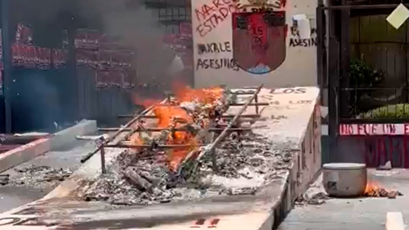 Normalistas de Chiapas queman una patrulla de cartón durante marchas por el Día del Maestro 