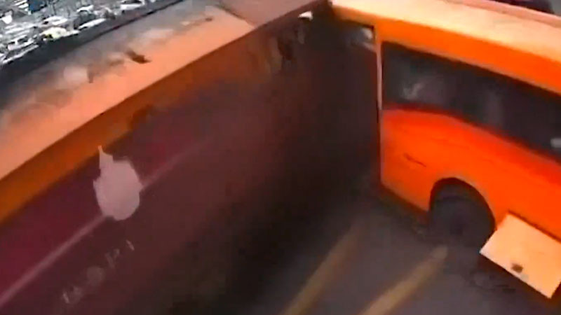 Tragedia en Tailandia; al menos 8 muertos tras choque entre tren y bus de transporte público 