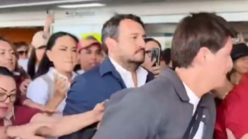 Reciben con protestas a Andy López Beltrán en aeropuerto de Chihuahua 