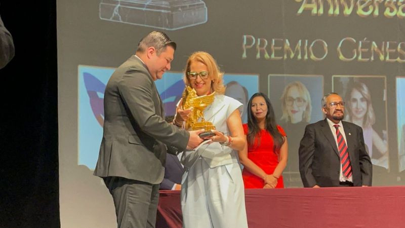 Laura Yadira Marín recibe el Premio Génesis al Mérito Artístico 2026 por su trayectoria periodística 