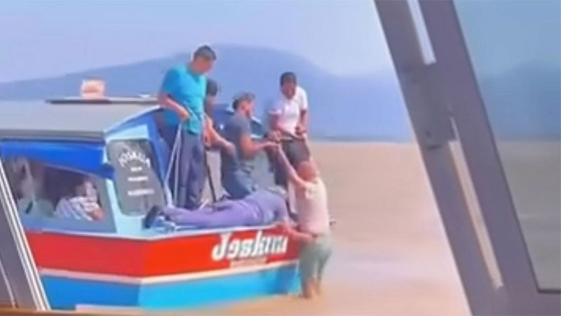 En el Lago de Pátzcuaro, cae un turista de una lancha; resultó ileso 
