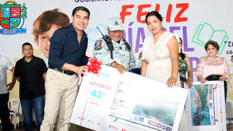 Miles de maestros celebran junto a Pablo Varona su día 