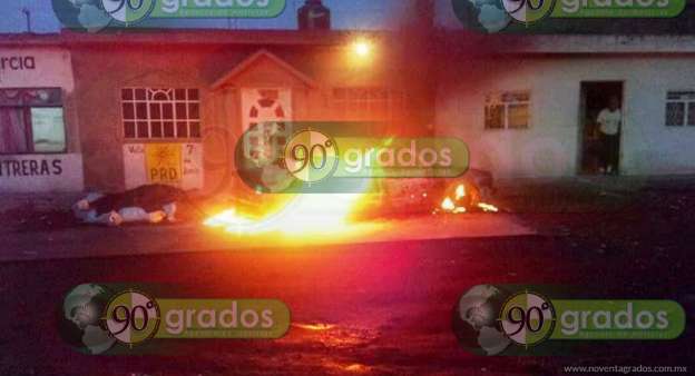 Reportan incendio de vehículo en calles de Zacapu, Michoacán - Foto 0 