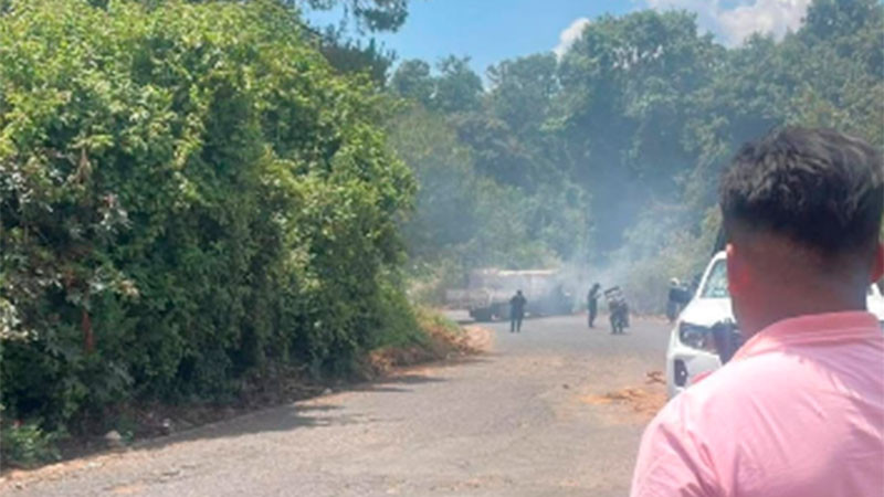 Refuerzan seguridad en Tangancícuaro, Michoacán, tras el incendio de un vehículo en la carretera Patamban-San Isidro 