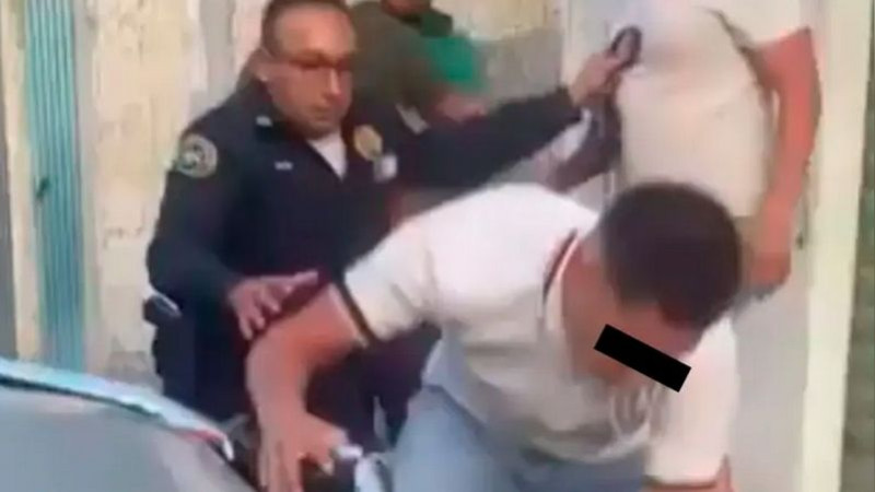 De atender a un motociclista a terminar en batalla campal: brutal pelea entre policías y vecinos en Iztapalapa 