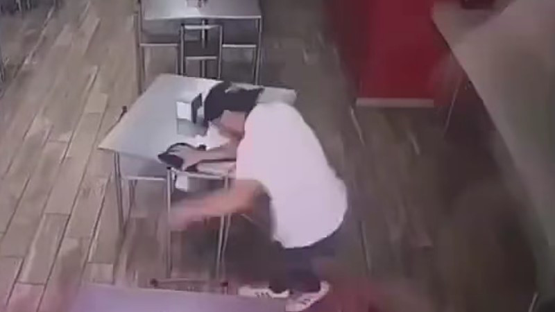 Captan en video homicidio de joven mesero en taquería de Chiapas; hay tres detenidos 