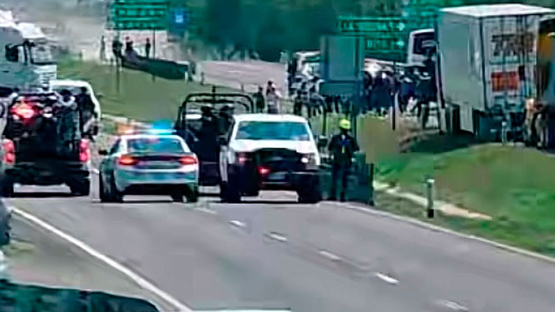 Se cumplen 24 horas de bloqueo total en la carretera 57; habitantes exigen agua potable 