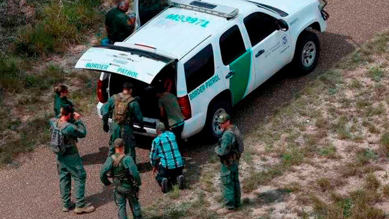 Detienen a 19 migrantes ocultos en sistema de drenaje en frontera Tijuana-San Diego 
