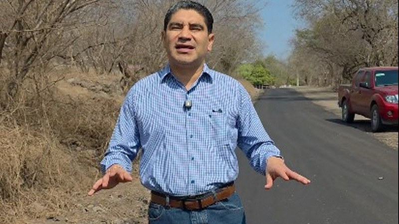 Pablo Varona supervisa la rehabilitación de la carretera federal hacia Santa María y Baztan en Huetamo 