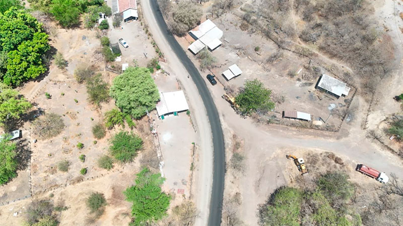 Pablo Varona supervisa la rehabilitación de la carretera federal hacia Santa María y Baztan en Huetamo, Michoacán  