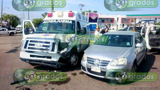 Chocan ambulancia e imprudente conductor, en Lázaro Cárdenas, Michoacán 