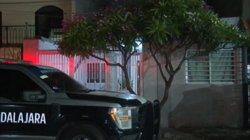 Hombre de la tercera edad muere tras accidente con motosierra dentro de su casa en Guadalajara; podaba un árbol 