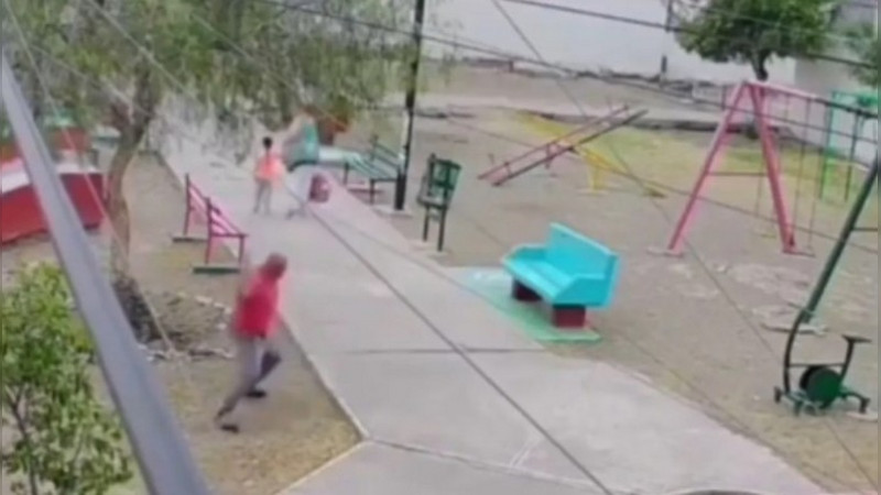 Indignación en Saltillo: captan brutal agresión contra adulta mayor y una menor en plaza pública 