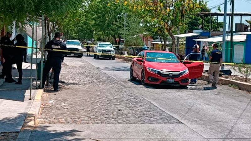 Balean vehículo en la colonia Emiliano Zapata de Apatzingán, Michoacán; solo hubo daños materiales 