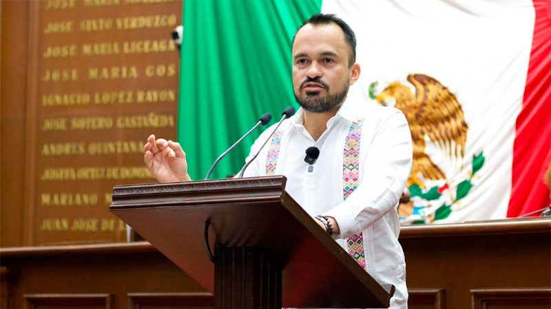 Hugo Rangel impulsa reforma para modernizar taxis en Michoacán 