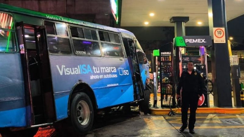 Choque de autobús en gasolinera deja cuatro lesionados en la Alcaldía Álvaro Obregón 