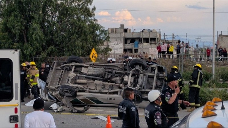 Tragedia en Pachuca: combi vuelca tras brutal impacto; hay un muerto y 17 heridos 