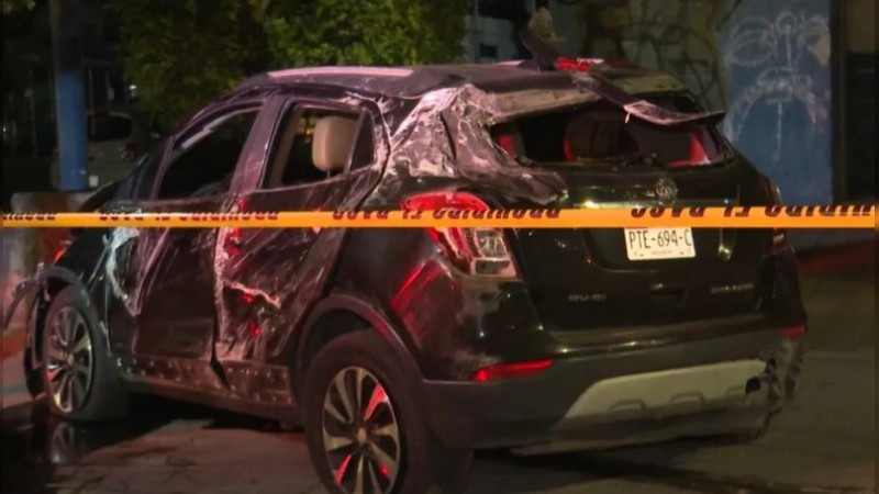 Camioneta cae desde carriles elevados en Tlaquepaque, Jalisco; tripulantes resultan ilesos de milagro 