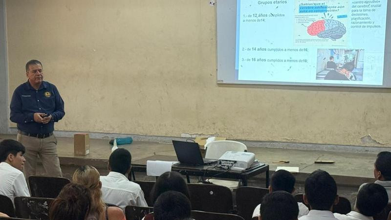 Imparten plática a adolescentes y padres de familia en Lázaro Cárdenas, Michoacán  