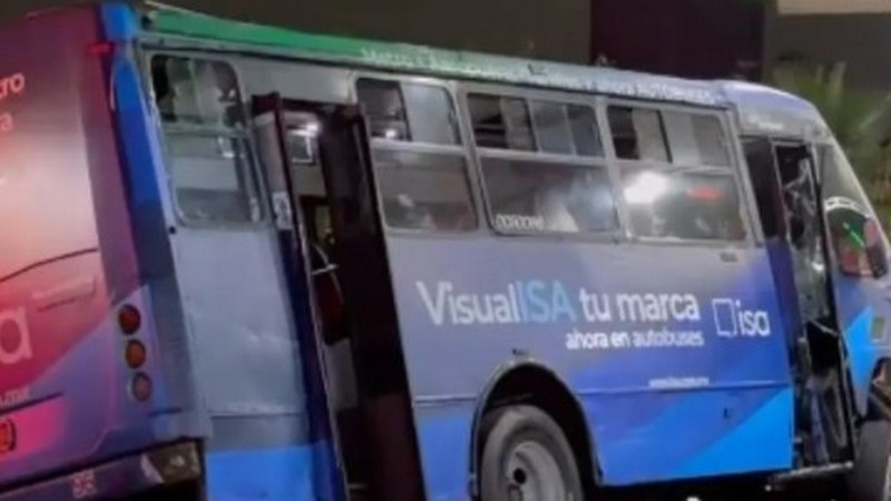 Camión se queda sin frenos y termina dentro de gasolinera en CDMX 