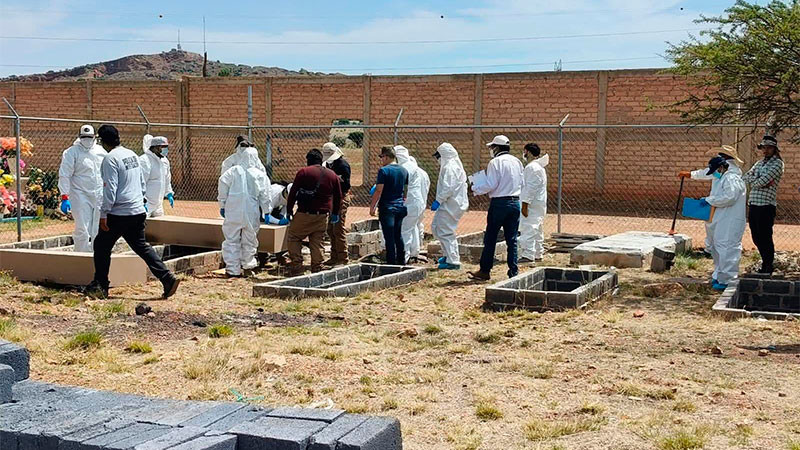 Realizan la exhumación de 109 cuerpos no identificados en panteón de Zacatecas para obtener perfiles genéticos 