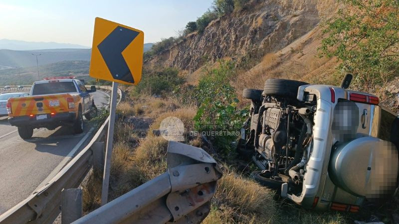 Camioneta vuelca tras salirse del camino en el Fray Junípero Serra; no hubo lesionados 