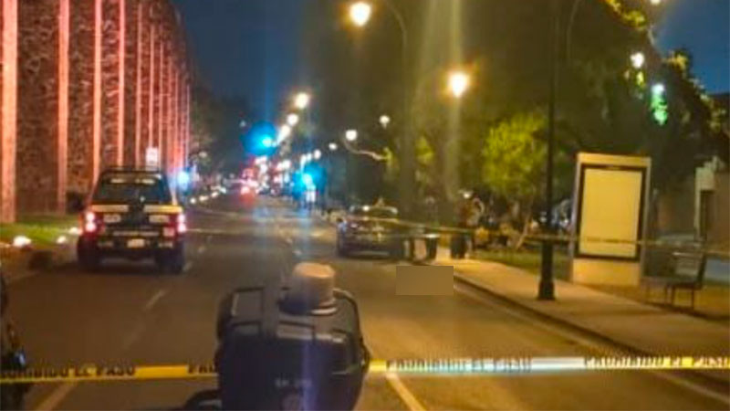 Mujer pierde la vida en Calzada de Los Arcos de la capital queretana; habría sido por causas naturales 