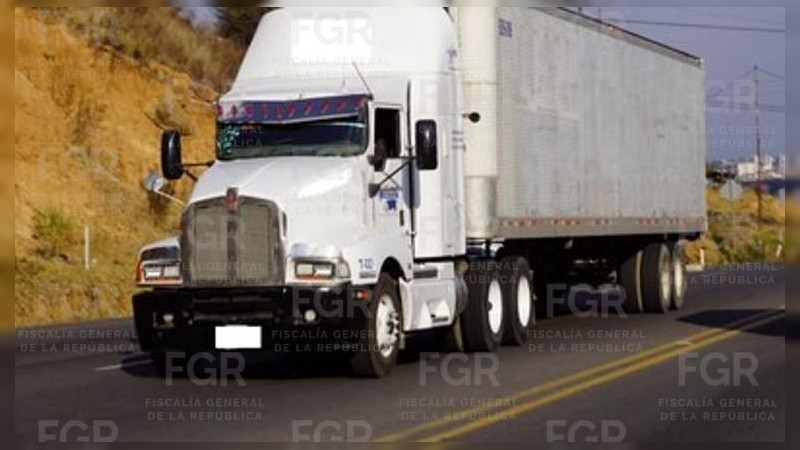 Comando desaparece tráiler con 800 bultos de alimento en la carretera Morelia - Quiroga; FGR Michoacán activa investigación por golpe carretero 
