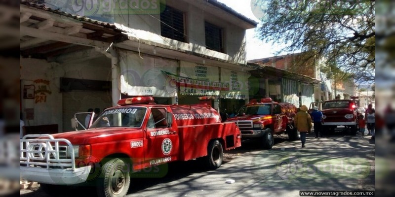 Se incendia comercio en el centro de La Huacana - Foto 0 