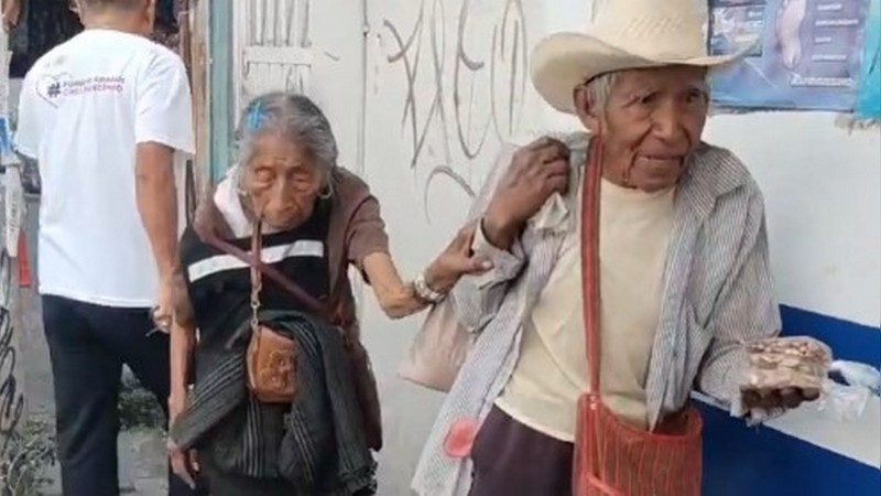 Él la guía del brazo; ella no puede ver, pero juntos salen a vender para sobrevivir en Chilpancingo 