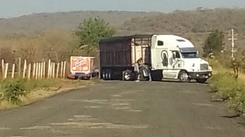 Sujetos armados despojan de vehículos a conductores y bloquean carretera en Jiquilpan, Michoacán  