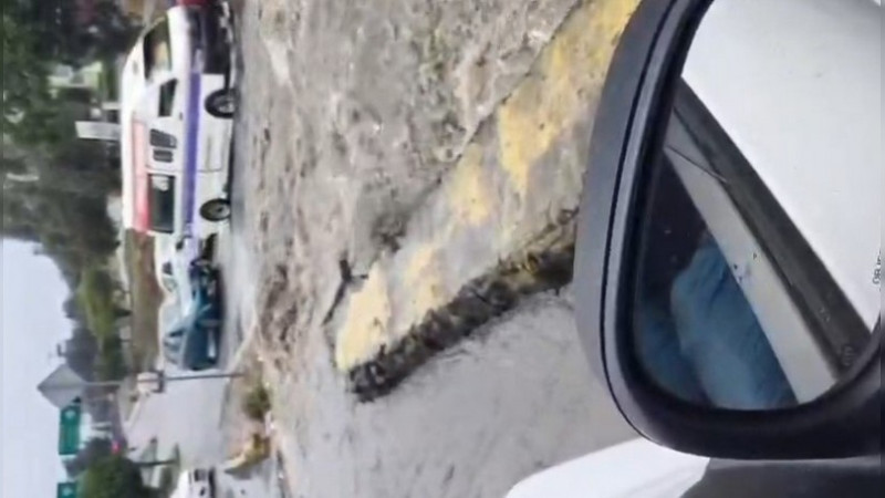 Fuertes encharcamientos colapsan circulación en salida a Charo, en Morelia 