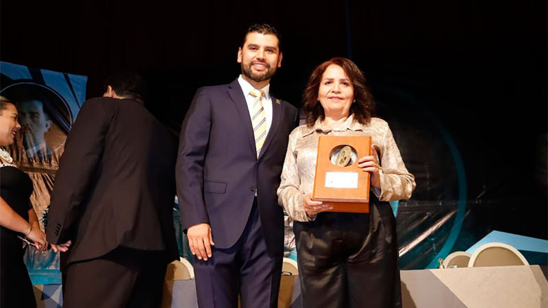 Octavio Ocampo acompaña entrega de la Presea “General Lázaro Cárdenas del Río” al Instituto Tecnológico de Jiquilpan 