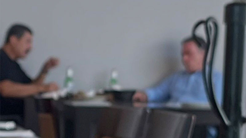 Reaparece Enrique Inzunza comiendo en un restaurante con Javier Corral, tras señalamientos en su contra  
